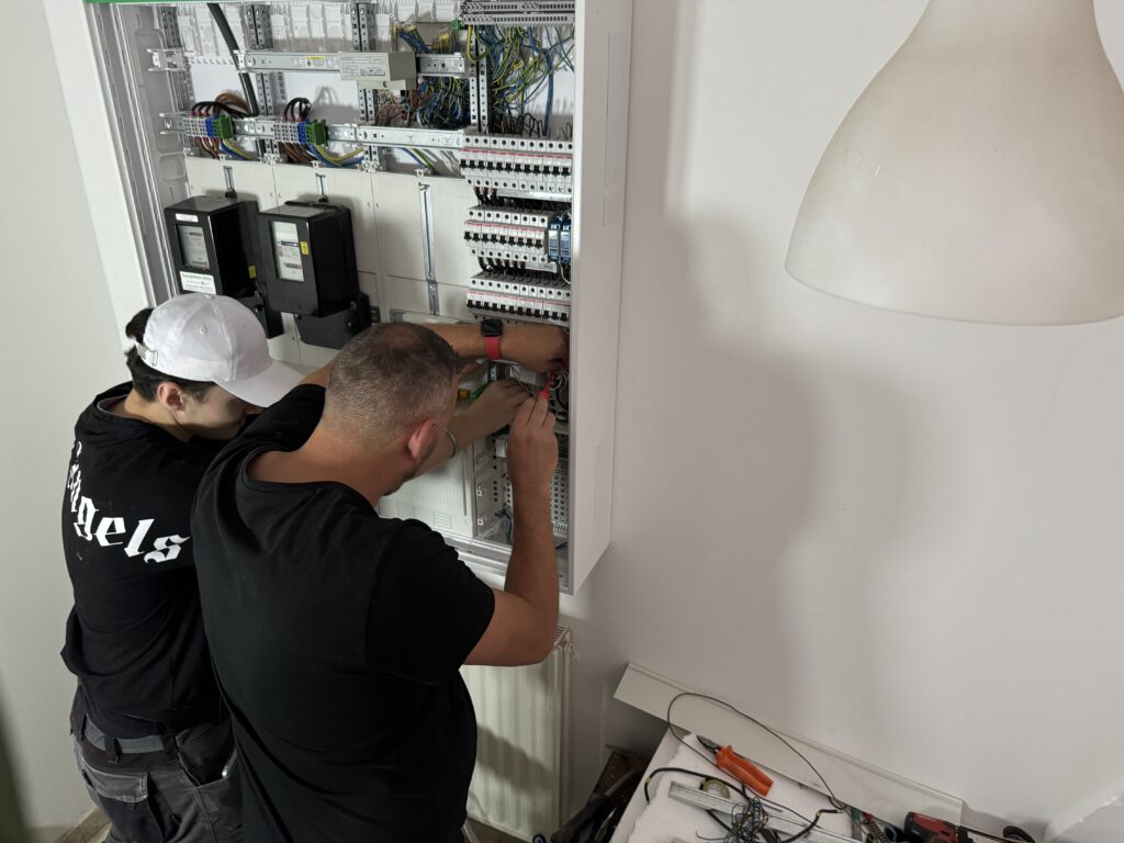 Arbeiten an moderner Elektro- und Energietechnik