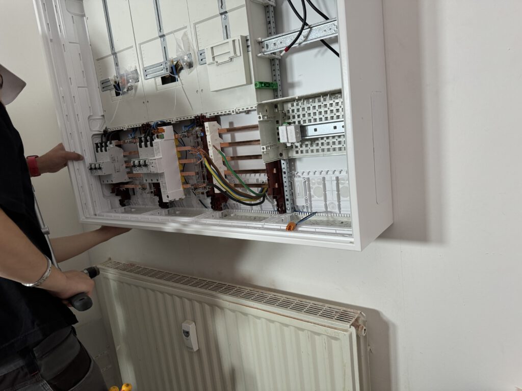 Technische Arbeiten an einer modernen Elektroinstallation