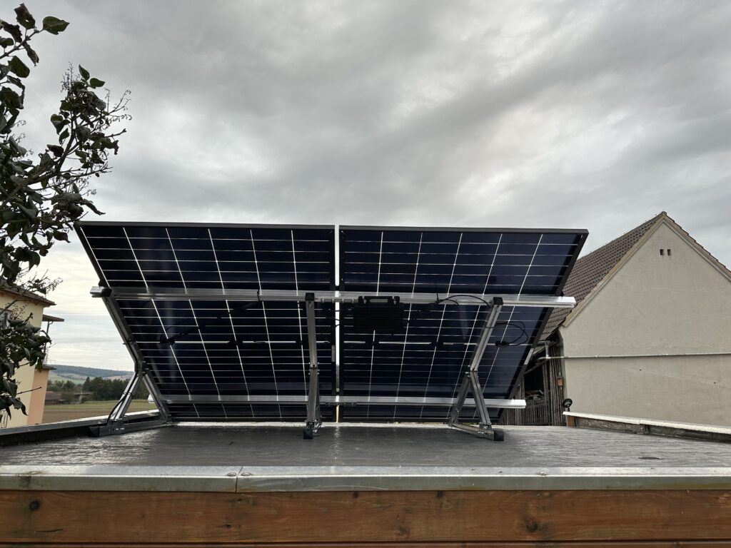 Rückseite der Module auf einem Gartenhaus