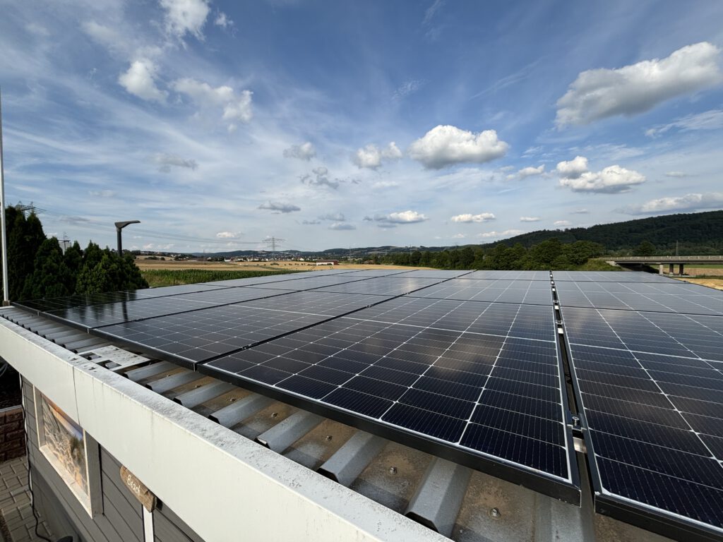 Installierte Solarmodule zur nachhaltigen Energieerzeugung