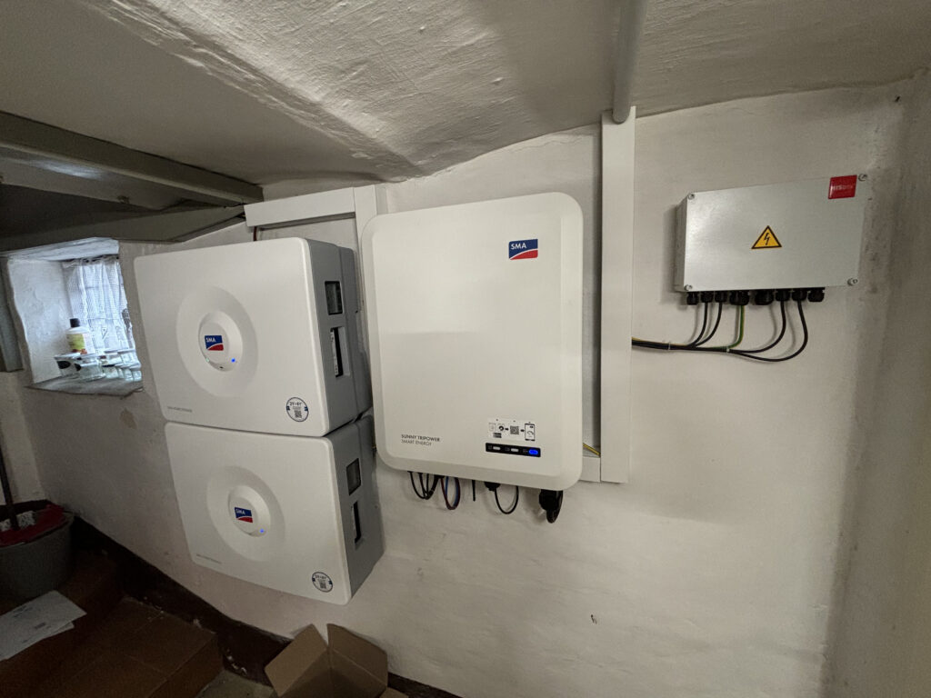 Komplett Anlage eines SMA Wechselrichters mit einer SMA Batterie Lösung