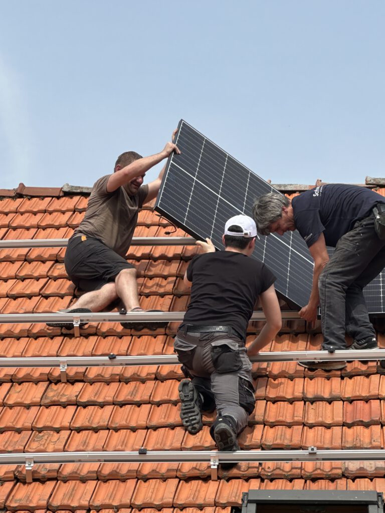 Montagearbeiten einer Photovoltaikanlage auf einem Hausdach