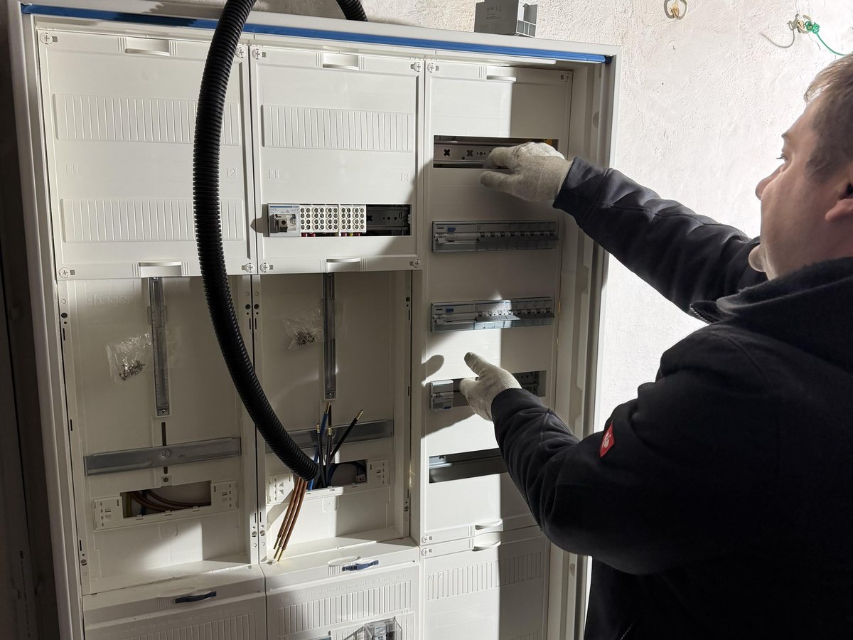 Elektriker von Smartelektric arbeitet am Zählerschrank