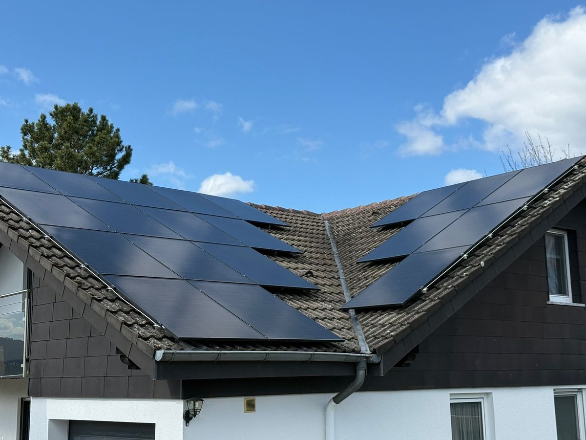 Fertige Photovoltaikanlage auf einem Ziegeldach in Nordhessen