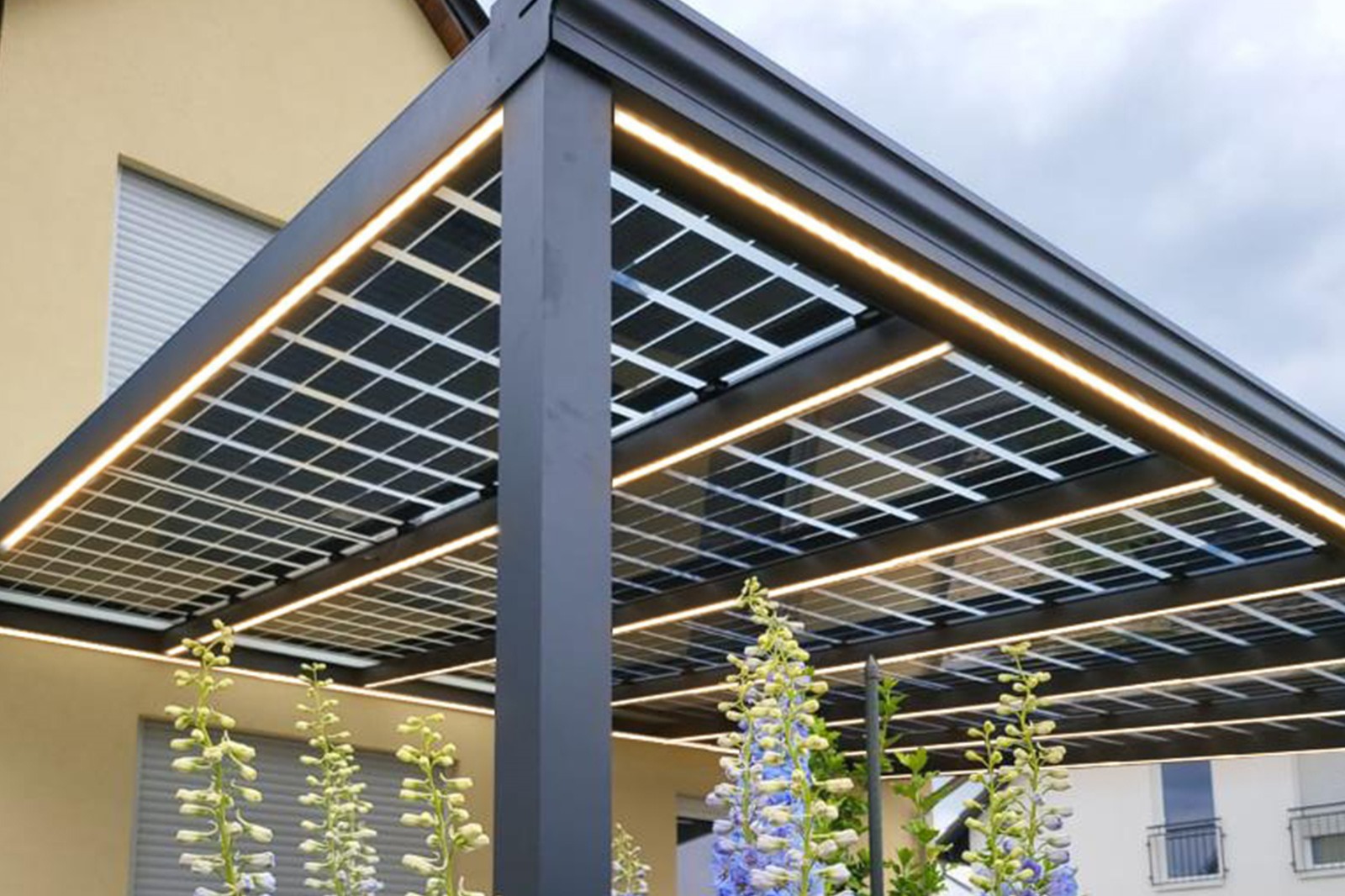 Solar-Terrassendach mit LED-Streifen von unten