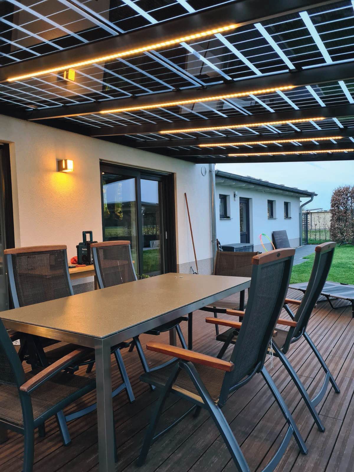 Sitzplatz unter dem Solar-Terrassendach mit Beleuchtung