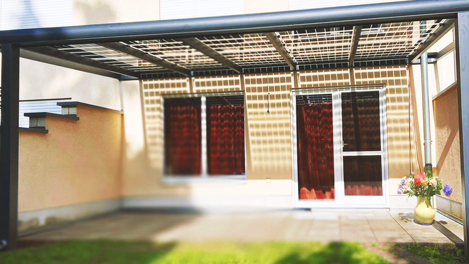 Solar-Terrassendach an der Hauswand mit Glas-Glas-Modulen