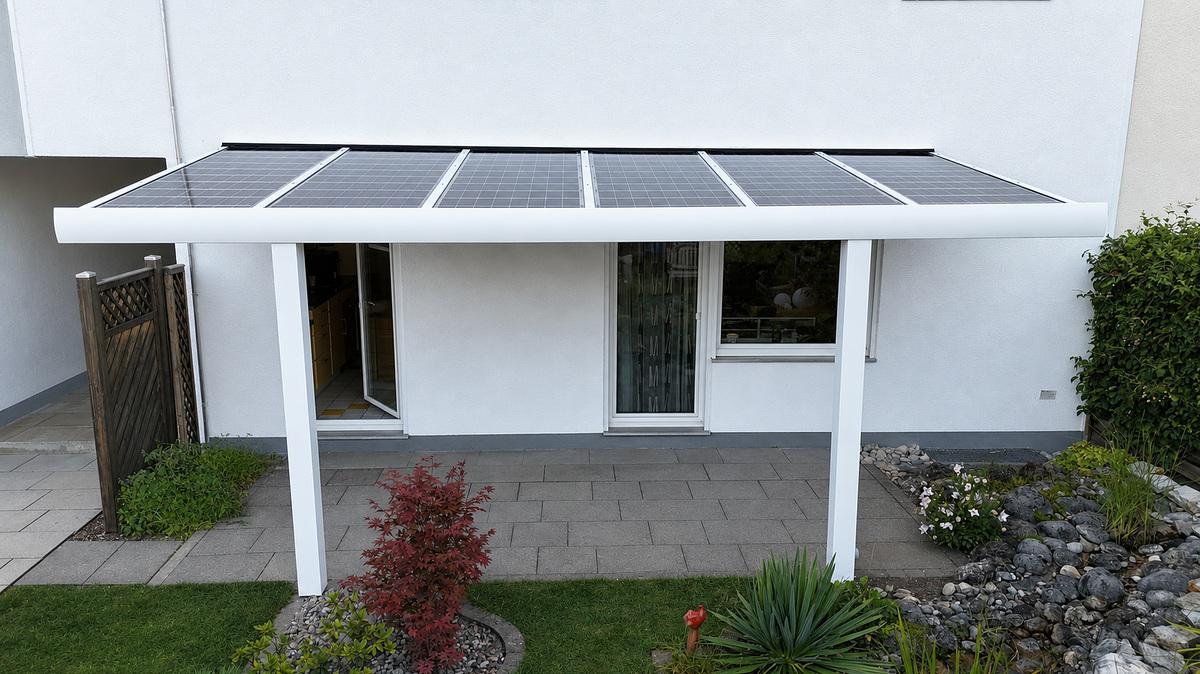 Weißes Solar-Terrassendach mit schlanken Pfosten