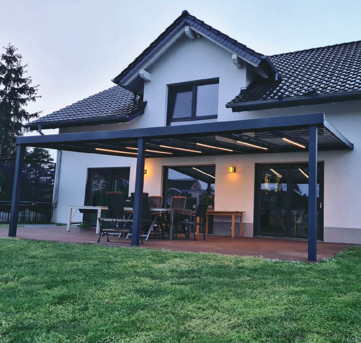 Solar-Terrassendach mit Glas-Solarmodulen an einem Einfamilienhaus
